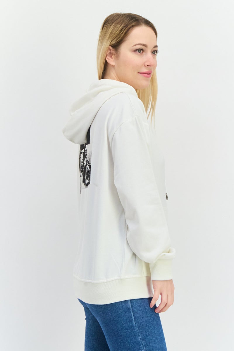 ELVIS سويت شيرت نسائي بغطاء رأس بشعار العلامة التجارية بأكمام طويلة، أبيض فاتح - Image 2